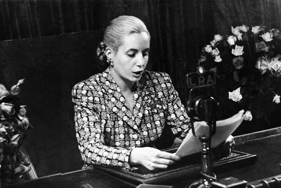 La foto de Eva Perón votando, el llamado a no “traicionar al país” y la radio como testigo La foto de Eva Perón votando, el llamado a no “traicionar al país” y la radio como testigo