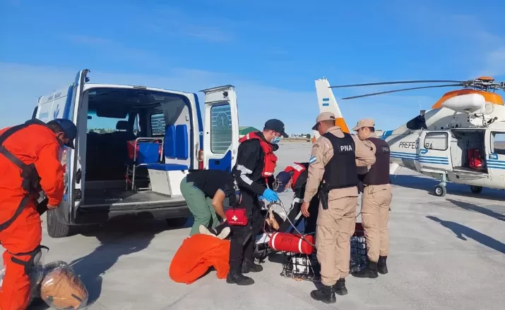 Una mujer se descompensó en un barco pesquero y fue rescatada por un helicóptero de Prefectura