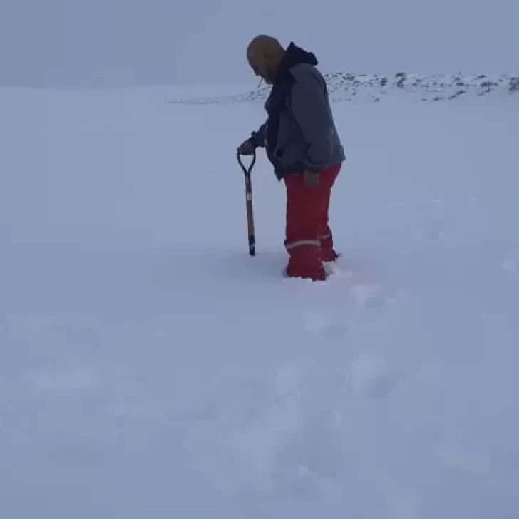 Trabajadores le hacen frente a la nieve y avanzan en la construcción de las represas en Santa Cruz