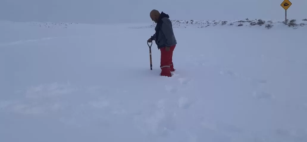 Trabajadores le hacen frente a la nieve y avanzan en la construcción de las represas en Santa Cruz