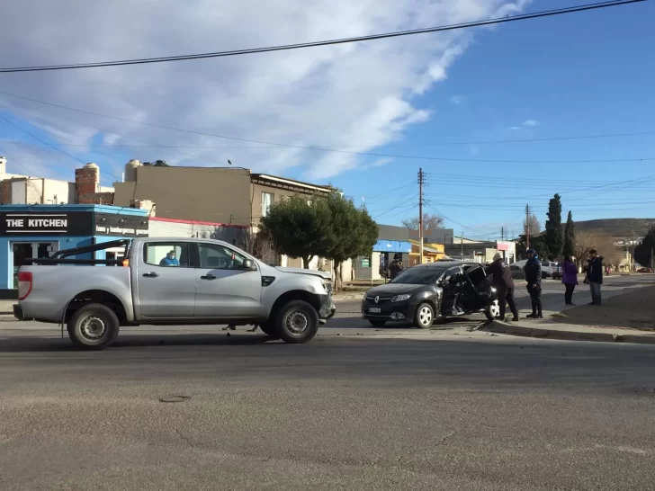 Violento choque entre un auto y una camioneta: un menor debió ser llevado al hospital