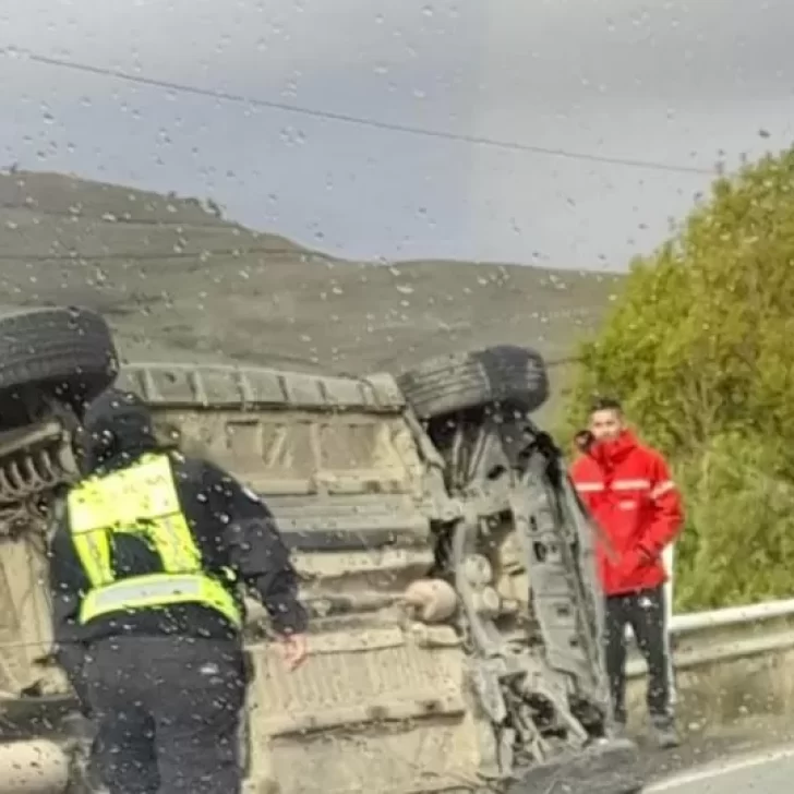 Iban a 28 de Noviembre, despistaron y volcaron en la Ruta 40