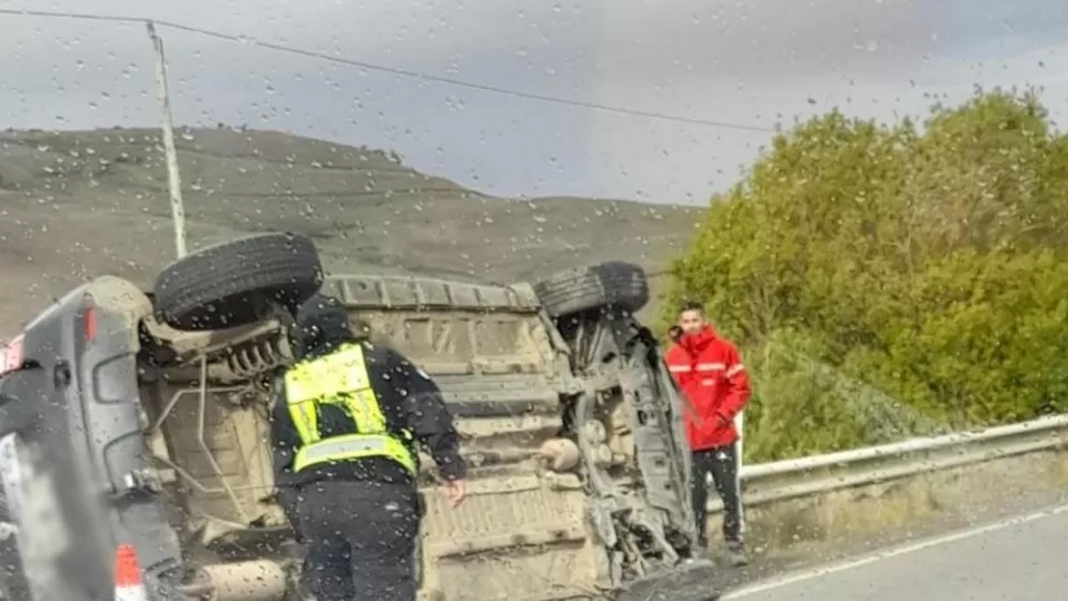 Iban a 28 de Noviembre, despistaron y volcaron en la Ruta 40