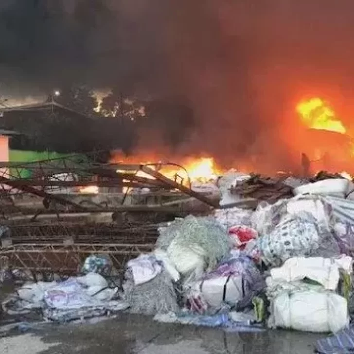 Moreno: se incendió una fabrica de plásticos y 15 dotaciones de bomberos trabajaron para apagar el fuego