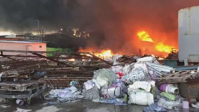 Moreno: se incendió una fabrica de plásticos y 15 dotaciones de bomberos trabajaron para apagar el fuego