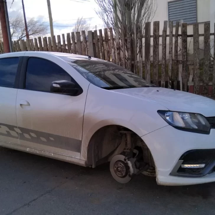 Alerta por robarruedas en el barrio APAP de Río Gallegos: dejaron a un Sandero “en taco” Alerta por robarruedas en el barrio APAP de Río Gallegos: dejaron a un Sandero “en taco”