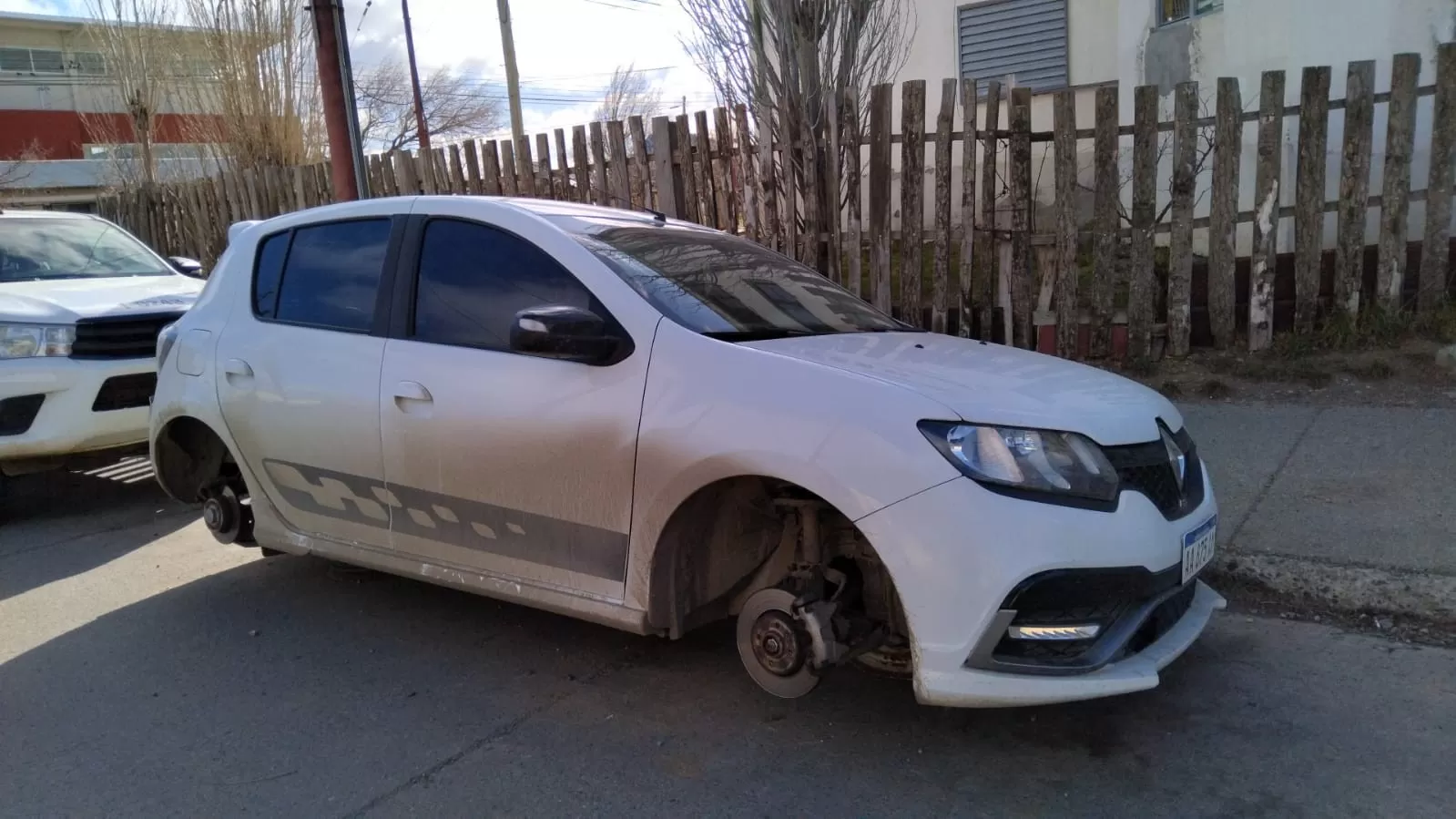 Alerta por robarruedas en el barrio APAP de Río Gallegos: dejaron a un Sandero “en taco” Alerta por robarruedas en el barrio APAP de Río Gallegos: dejaron a un Sandero “en taco”