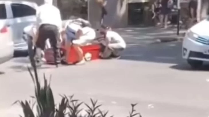 Un coche fúnebre perdió un cajón con un cuerpo en pleno centro y causó caos