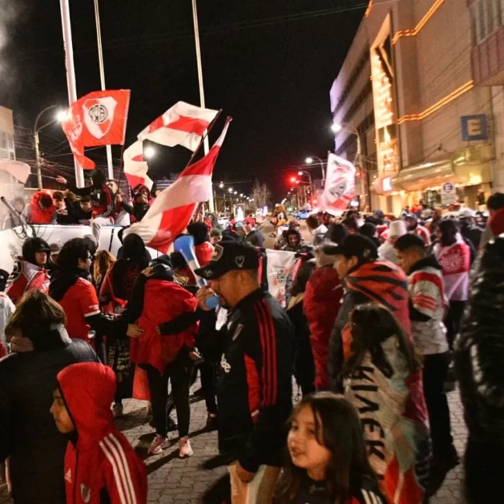 Los hinchas de River en Río Gallegos salieron a las calles para celebrar el título