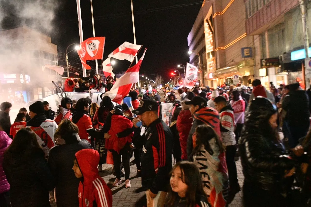 Los hinchas de River en Río Gallegos salieron a las calles para celebrar el título