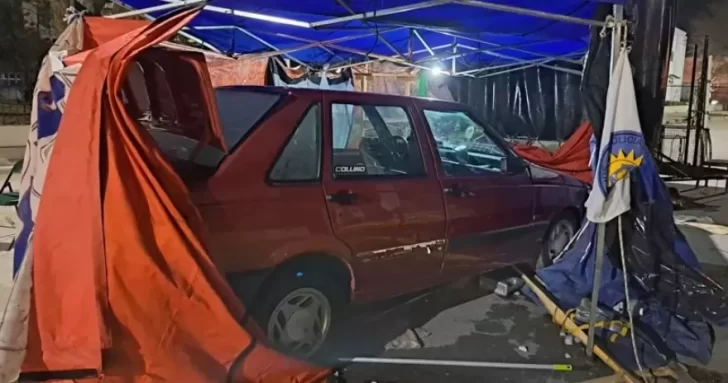 Video. Un auto embistió contra una de las carpas del acampe policial en Viedma y dejó varios heridos
