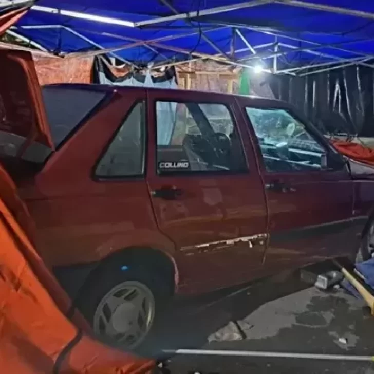Video. Un auto embistió contra una de las carpas del acampe policial en Viedma y dejó varios heridos