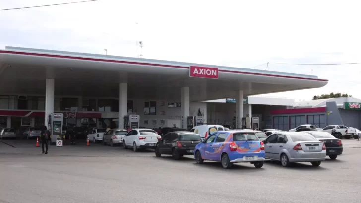 Por temor al desabastecimiento, se formaron largas filas para cargar nafta en Caleta Olivia
