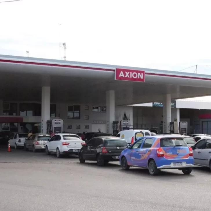 Por temor al desabastecimiento, se formaron largas filas para cargar nafta en Caleta Olivia