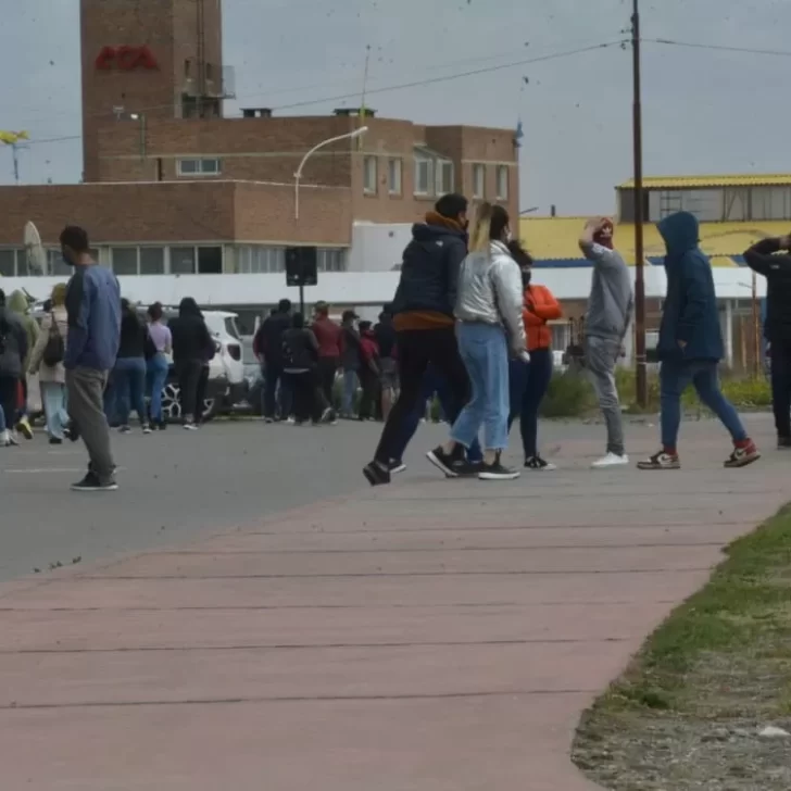 Filas interminables y aglomeraciones de gente para hisoparse en el Colegio Guatemala