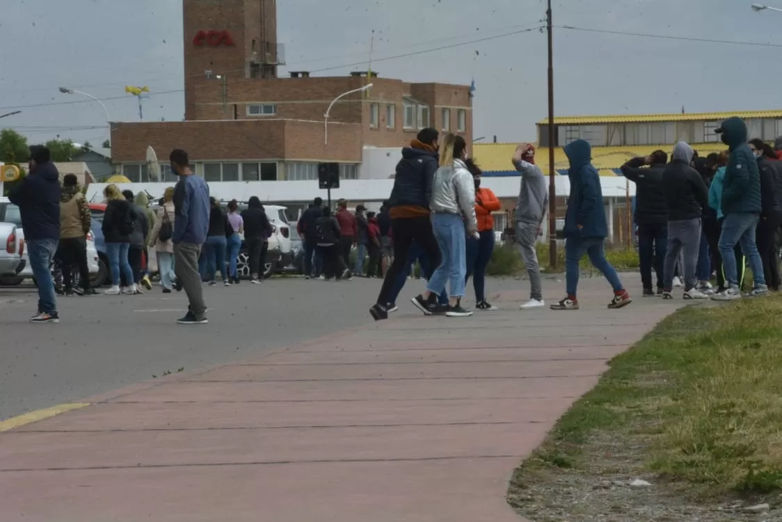 Filas interminables y aglomeraciones de gente para hisoparse en el Colegio Guatemala