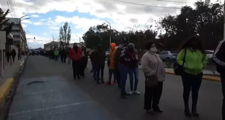 Stravaganza en Río Gallegos: largas filas en el último día para retirar entradas