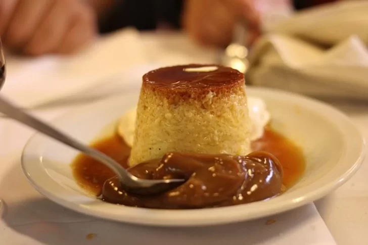 Receta de flan casero para disfrutar con dulce de leche y crema