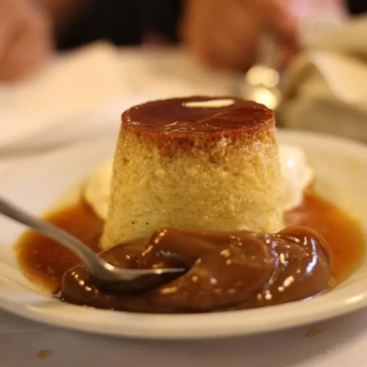 Receta de flan casero para disfrutar con dulce de leche y crema