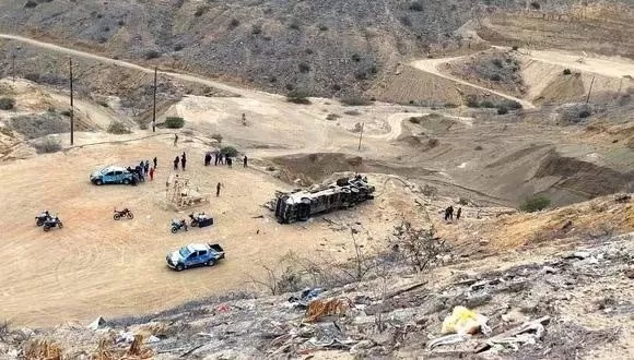 Video. Un colectivo cayó de un precipicio en Perú: hay al menos 25 muertos