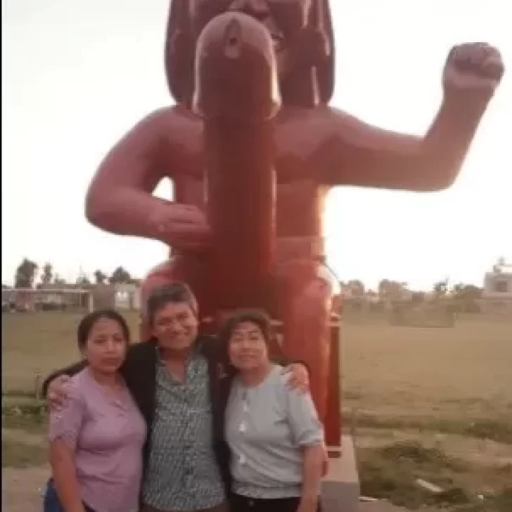 Furor turístico por una estatua fálica Furor turístico por una estatua fálica