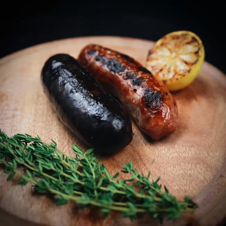 Asado solo de achuras: chorizo, morcilla, salchicha a la parrilla