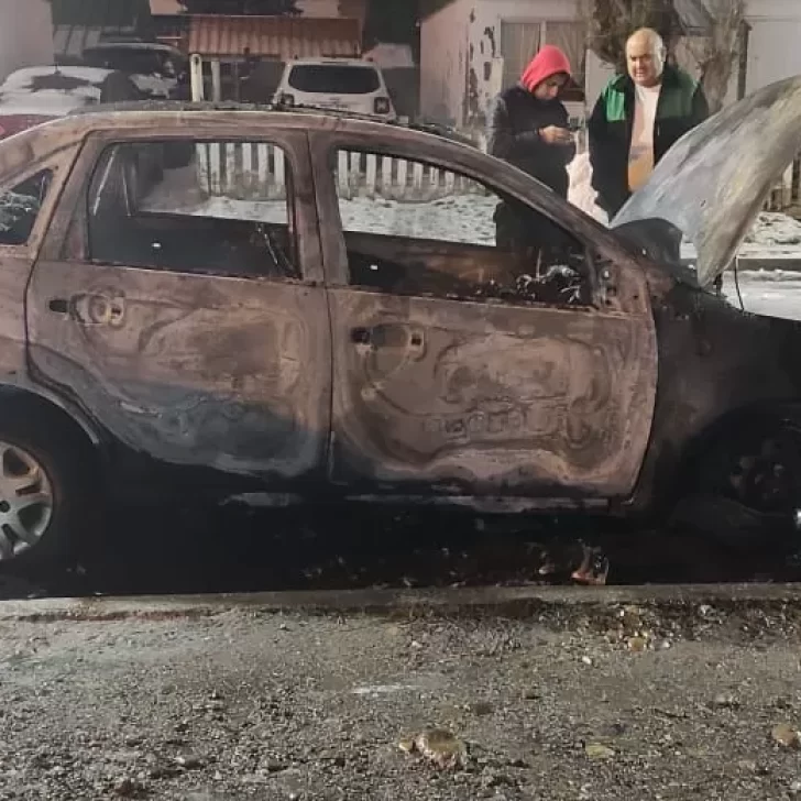 Un taxista perdió su auto, luego de que se prenda fuego por completo Un taxista perdió su auto, luego de que se prenda fuego por completo
