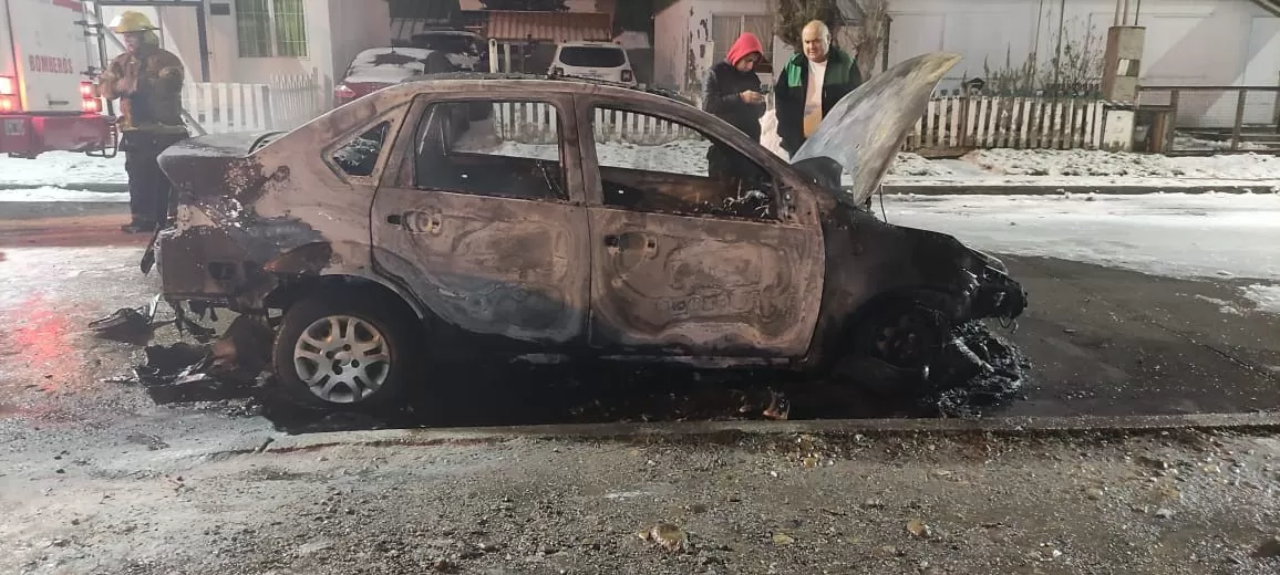 Un taxista perdió su auto, luego de que se prenda fuego por completo Un taxista perdió su auto, luego de que se prenda fuego por completo