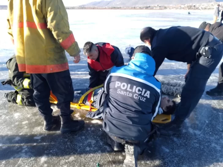 Rescataron a un hombre que se fracturó la pierna mientras patinaba en una pista de hielo