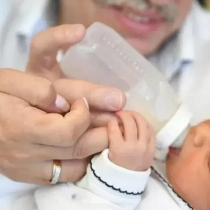 Alberto Fernández compartió una foto dándole mamadera a su bebé y generó un gran debate sobre la lactancia Alberto Fernández compartió una foto dándole mamadera a su bebé y generó un gran debate sobre la lactancia