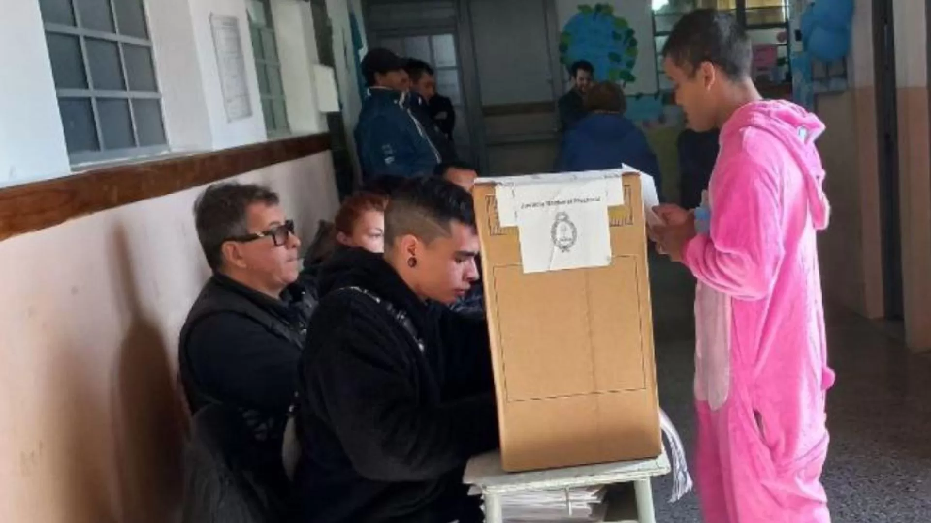 Elecciones 2023. Un joven fue disfrazado a votar y aseguró: “Jugué una apuesta y perdí”