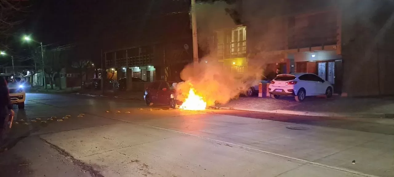 Insólito: su auto se prendió fuego minutos después de salir del taller mecánico