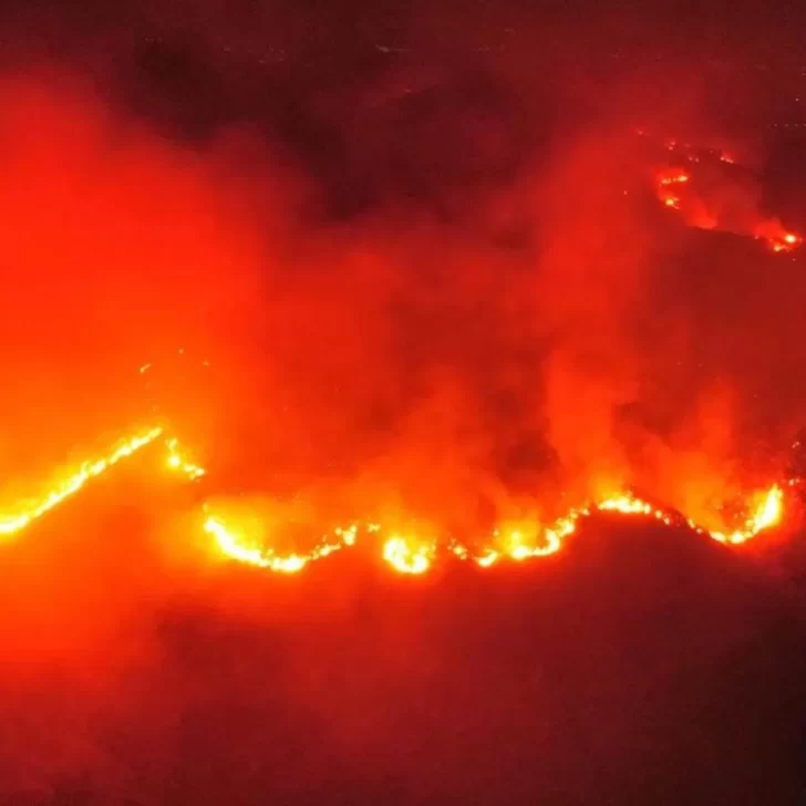 Un importante incendio avanza sobre las sierras de San Luis y hay varios focos activos