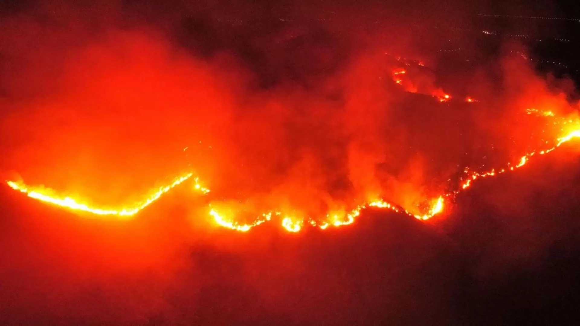Un importante incendio avanza sobre las sierras de San Luis y hay varios focos activos