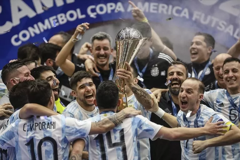 Es de Río Gallegos y salió campeón de la Copa América de Futsal: “Lo que cuesta, vale”, afirmó