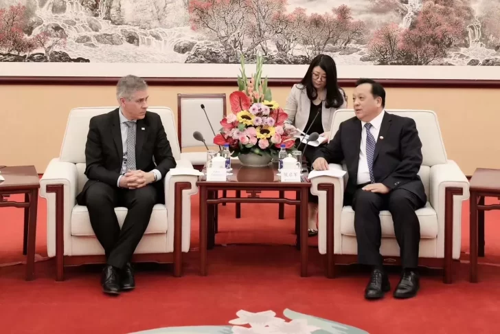 El presidente de YPF fue a China e invitó a invertir en los proyectos de GNL, Palermo Aike y Vaca Muerta