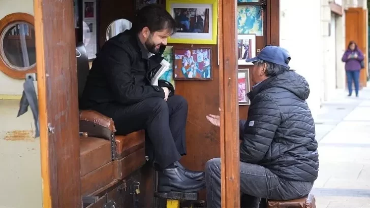 Gabriel Boric llegó a Punta Arenas para votar: desayunó choripanes en el Kiosco Roca y paseó por el centro de la ciudad