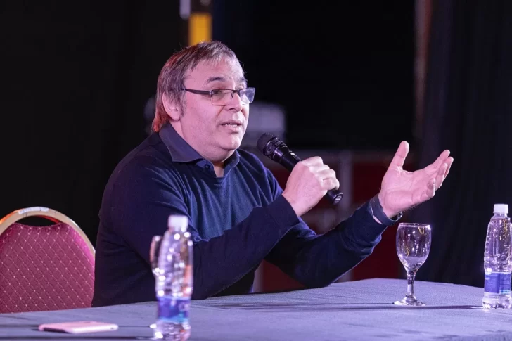 Gabriel Rolón en la Feria del Libro de Comodoro Rivadavia: “Es la posibilidad que tenemos de ver la cara de los lectores”