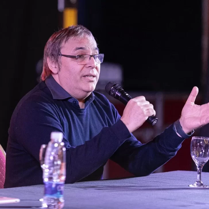 Gabriel Rolón en la Feria del Libro de Comodoro Rivadavia: “Es la posibilidad que tenemos de ver la cara de los lectores”