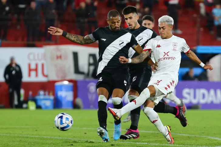 Juan Gauto, titular en el empate de Huracán por Copa Sudamericana