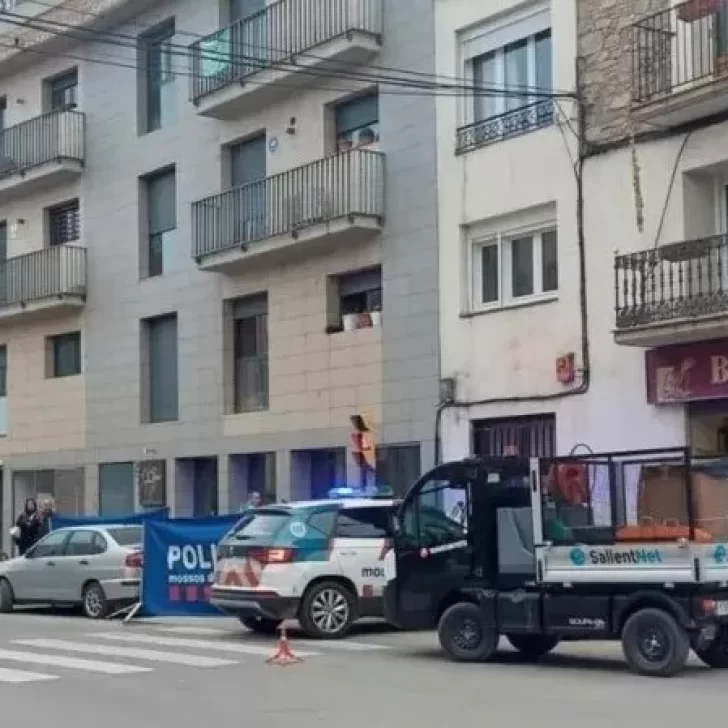 Dos gemelas argentinas que sufrían bullying se tiraron de un edificio en Barcelona Dos gemelas argentinas que sufrían bullying se tiraron de un edificio en Barcelona