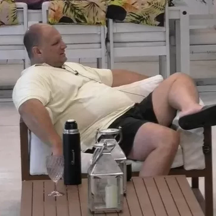 Ariel se olvidó de las cámaras y se rascó sin pudor en la casa de Gran Hermano