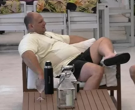 Ariel se olvidó de las cámaras y se rascó sin pudor en la casa de Gran Hermano