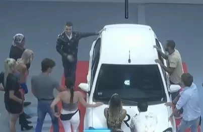 Santiago del Moro presentó el “Desafío del auto” al ingresar a la casa de Gran Hermano