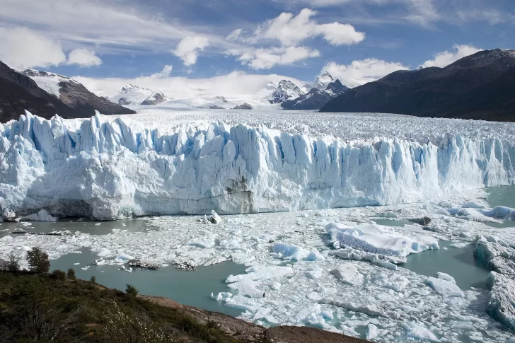 Video. Impactante desprendimiento del Glaciar Perito Moreno fue captado por los turistas