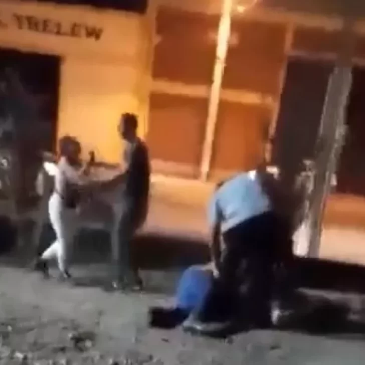 Video. Escrache a un presunto violador: mujeres brutalmente agredidas afuera de un local