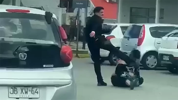 Video. Un guardia de supermercado de Punta Arenas, golpeó brutalmente a un hombre que había intentado robar