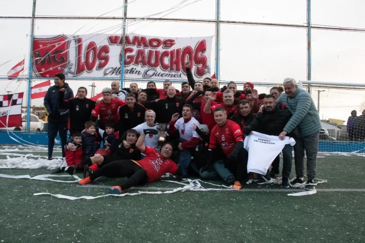 Histórico: Martín Güemes goleó por 4-1 a Juventud unida y es el tricampeón en super sénior