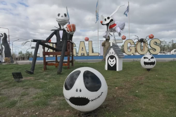 Río Gallegos se viste de Halloween: los personajes de “El extraño mundo de Jack” dan la bienvenida en el ingreso a la ciudad