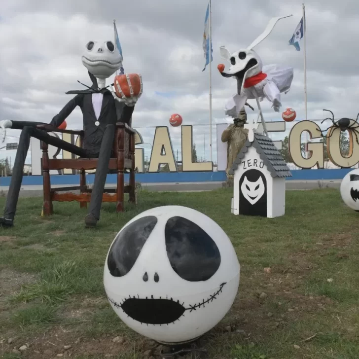 Río Gallegos se viste de Halloween: los personajes de “El extraño mundo de Jack” dan la bienvenida en el ingreso a la ciudad